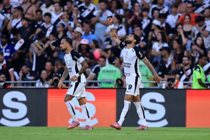 Corinthians abre o placar com gol de Yuri Alberto na final