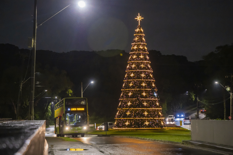 Linha turismo impulsiona recorde de visitantes em Curitiba com eventos e atrações natalinas