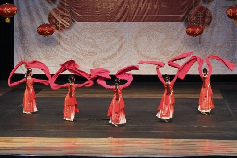Comunidades chinesa e japonesa destacam diversidade no Carnaval de Curitiba
