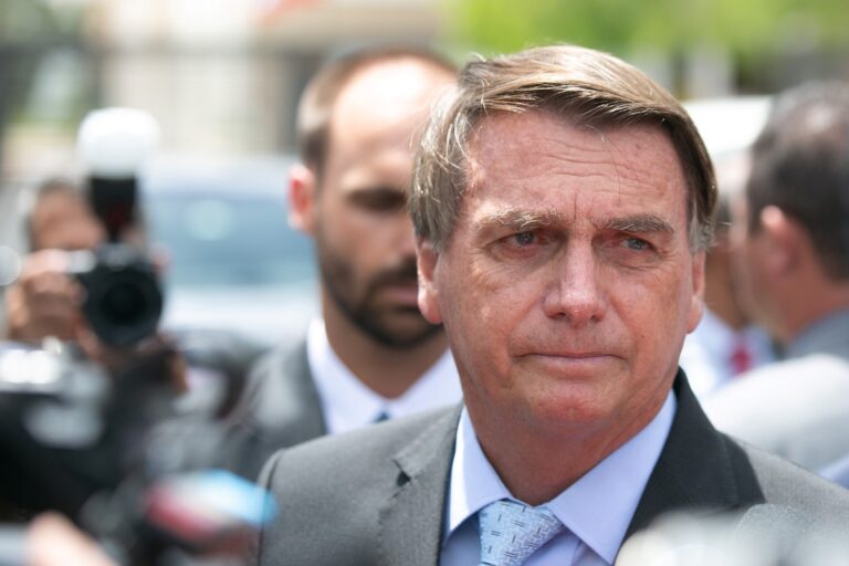 Urgência no atendimento médico é solicitada para Bolsonaro após queda
