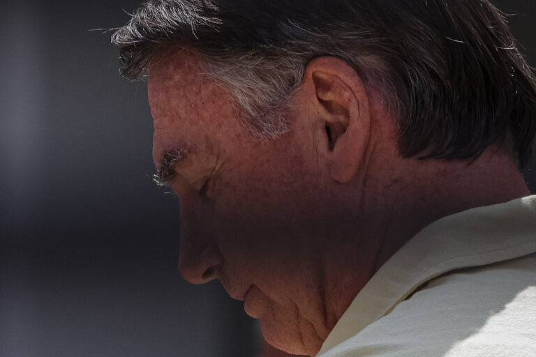 Azia constante afeta Bolsonaro e motiva nova visita médica