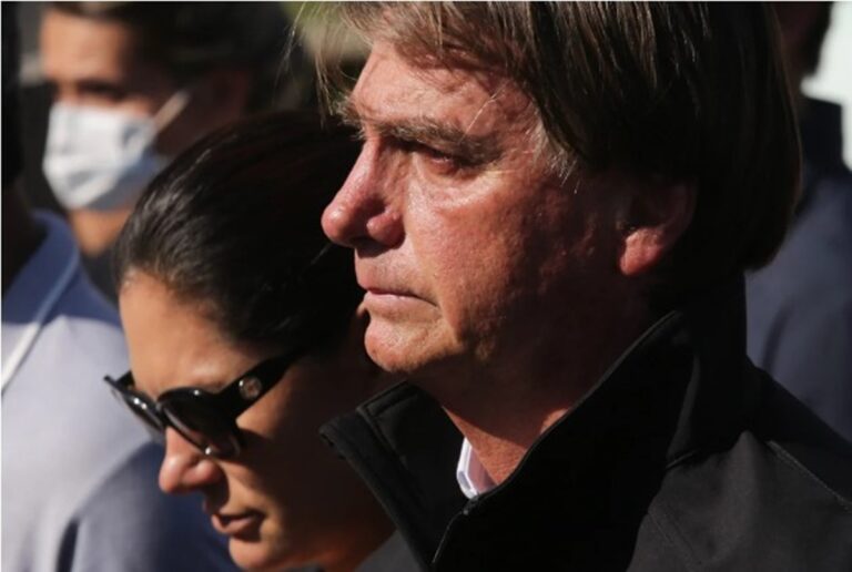 Michelle destaca perda de equilíbrio de Bolsonaro por uso de remédios