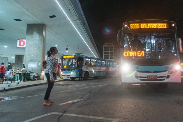 Serviços recuam 0,1% em novembro de 2025, aponta IBGE