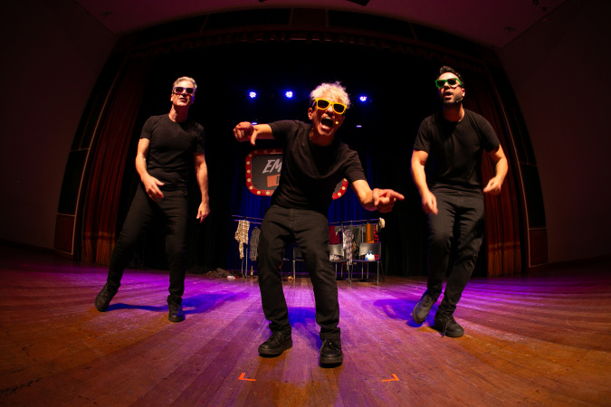 Grupo Embrulha Pra Viagem traz humor afiado ao Teatro Guaíra em março