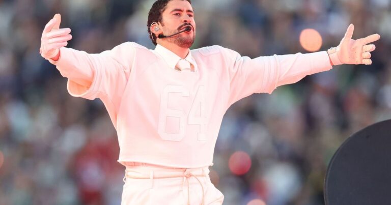 Bad Bunny homenageia parente falecido com figurino no Super Bowl
