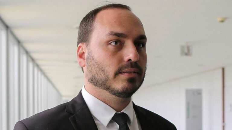 Carlos Bolsonaro critica transferência e diz que Bolsonaro vive em ambiente prisional severo