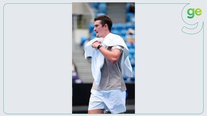 Federer vence número 13 do mundo em treino antes do Australian Open aos 44 anos