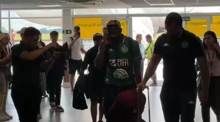 Bolasie chega a Chapecó e anima torcida da Chapecoense
