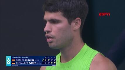 Alcaraz supera Zverev na semifinal mais longa do Australian Open e avança à final