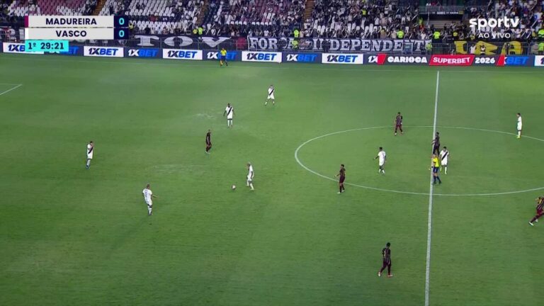 Everton do Madureira quase marca gol em chute na trave contra o Vasco