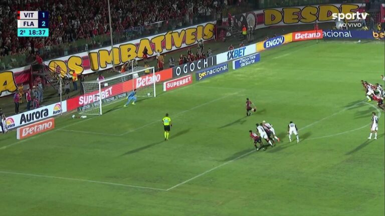 Defesa difícil de Renato Kayzer no jogo Vitória e Flamengo aos 18 minutos do segundo tempo