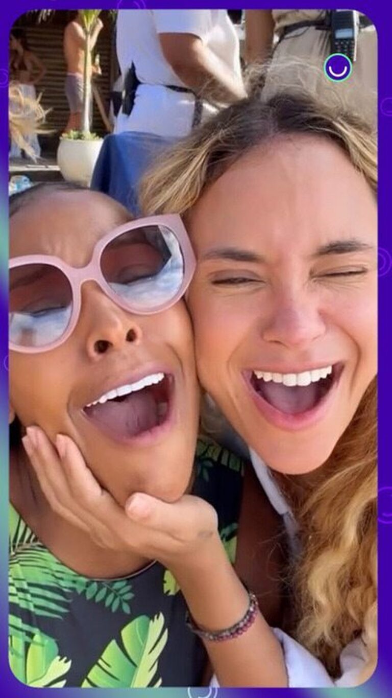 Sol Vega e Sarah Andrade aproveitam o primeiro dia de carnaval na Praia da Barra