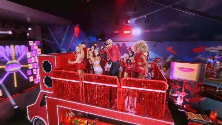 Trio elétrico com Léo Santana marca o auge da festa no BBB 26