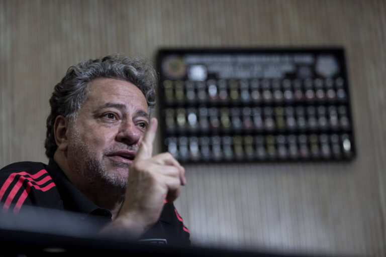 Conselho do São Paulo adia votação de impeachment e eleva quórum para afastamento