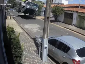 Guindaste tomba em Uberlândia e atinge cinco casas durante instalação de piscina