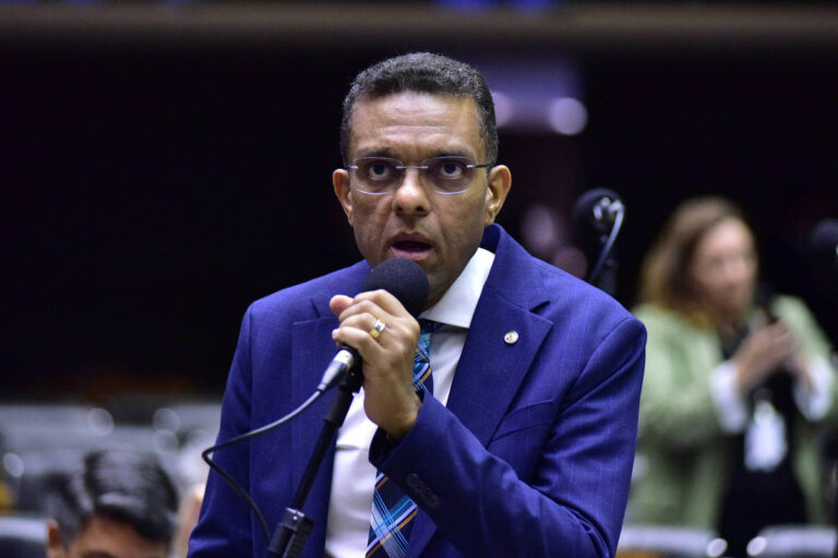 Petra Costa debaterá influência evangélica na política com deputado pastor em São Paulo