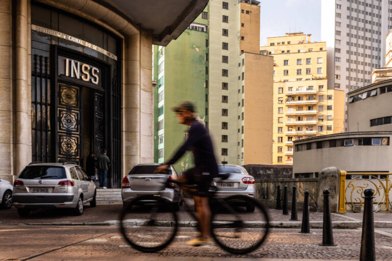 INSS reajusta benefícios acima do mínimo em 3,9% para 2026 e teto sobe para R$ 8.475,54