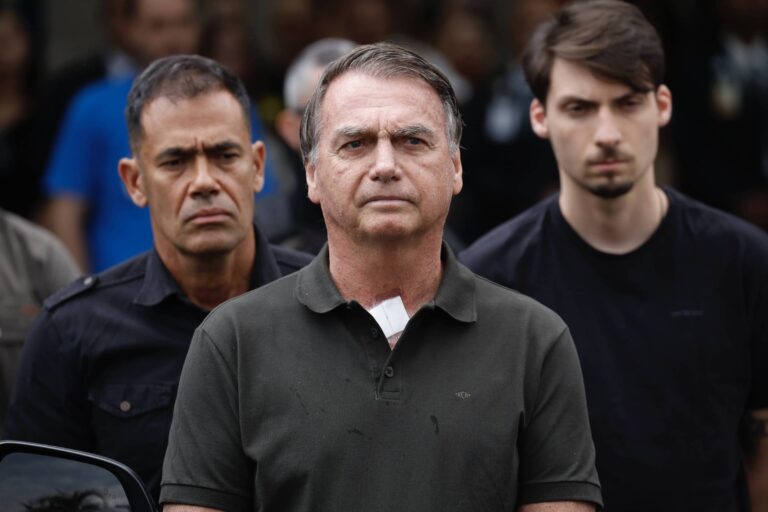 Azia constante compromete saúde de Bolsonaro, diz Carlos
