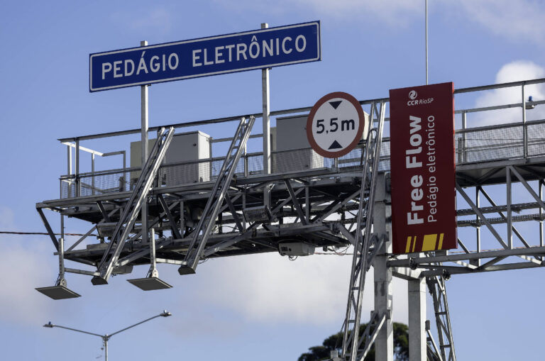 Multas continuam proibidas no pedágio free flow da Dutra após um mês