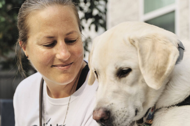 Veteranos encontram apoio em cães de serviço para superar estresse pós-traumático