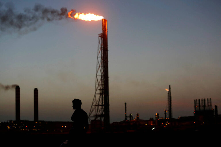 Investimento em petróleo venezuelano enfrenta barreiras econômicas e legais