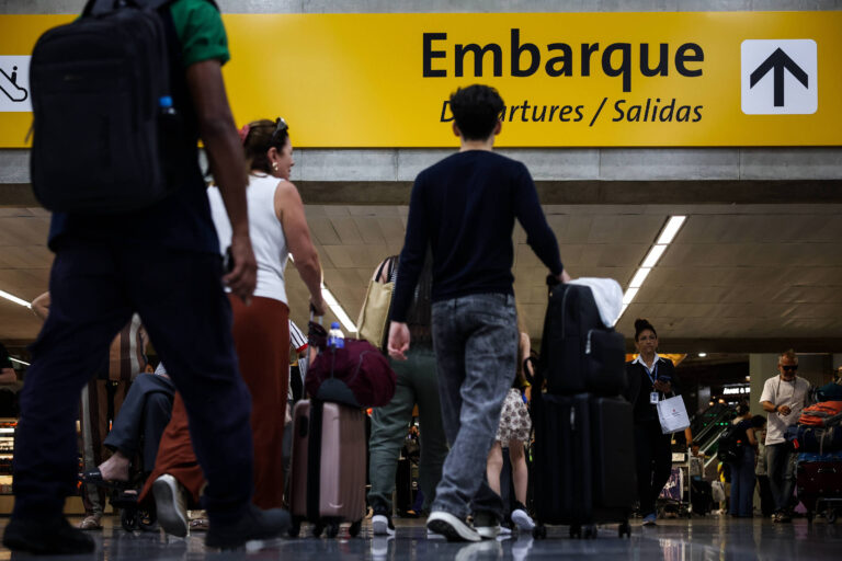 Companhias aéreas ajustam rotas e suspendem voos após ataque dos EUA à Venezuela