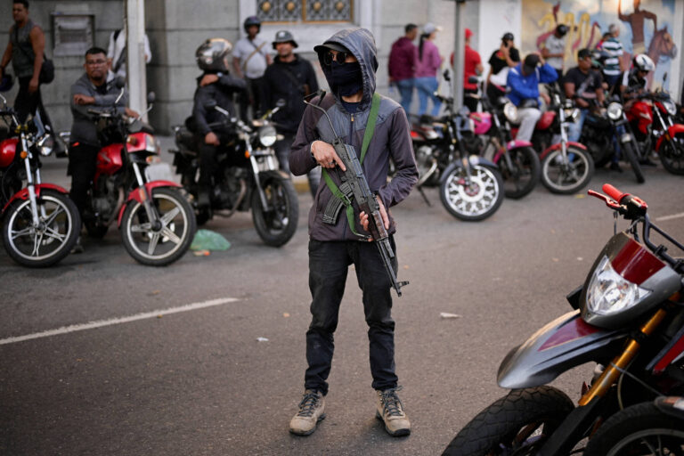 Grupos paramilitares elevam tensão e vigilância em Caracas durante crise