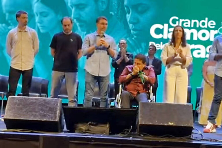 Flávio Bolsonaro busca fortalecer apoio em igrejas evangélicas para eleição de 2026