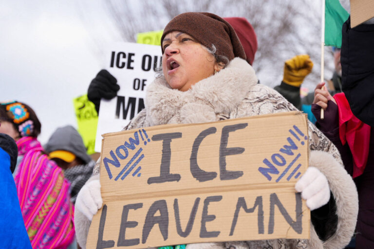 Milhares protestam em Minneapolis após morte de mulher baleada pelo ICE