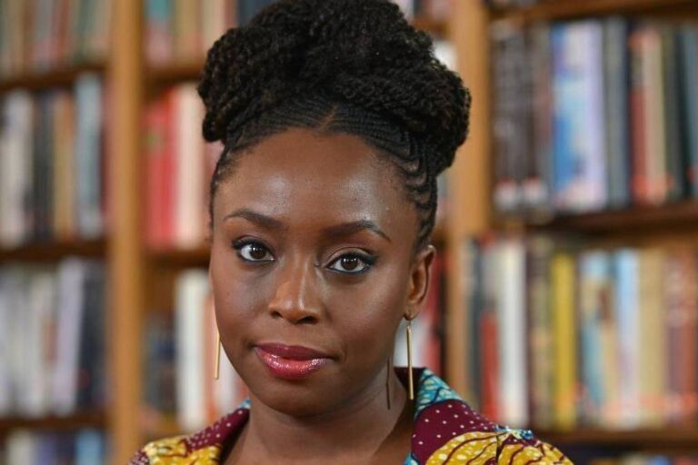 Hospital é acusado de negligência na morte de filho de Chimamanda Ngozi