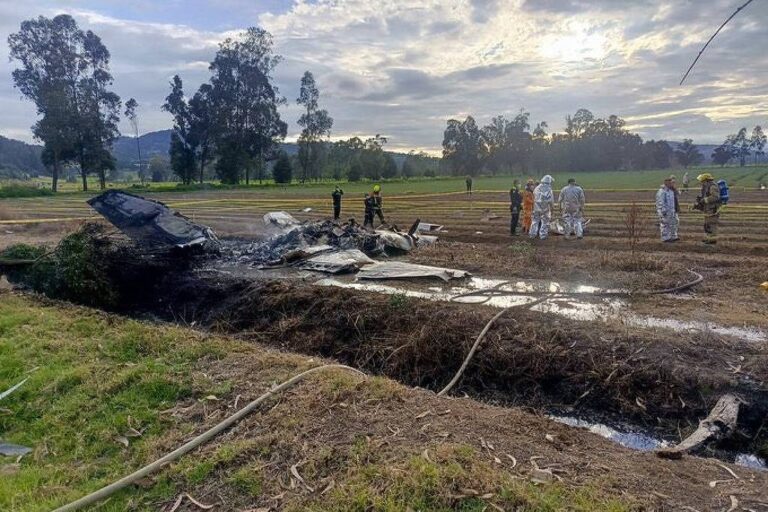 Seis pessoas morrem em acidente aéreo na Colômbia incluindo cantor popular
