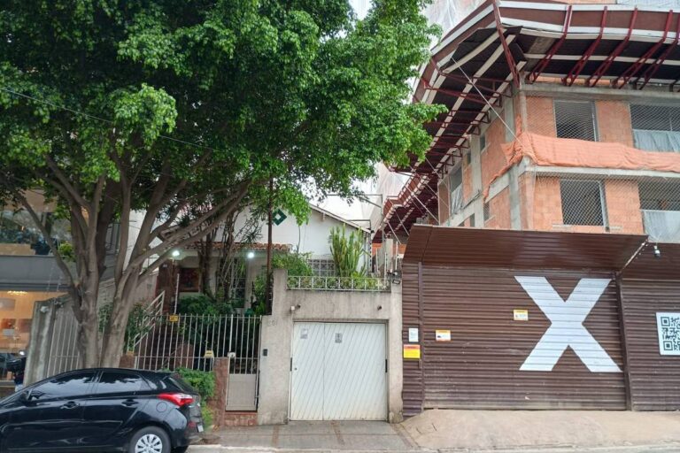 Justiça embarga obra em Moema por risco estrutural em casa vizinha