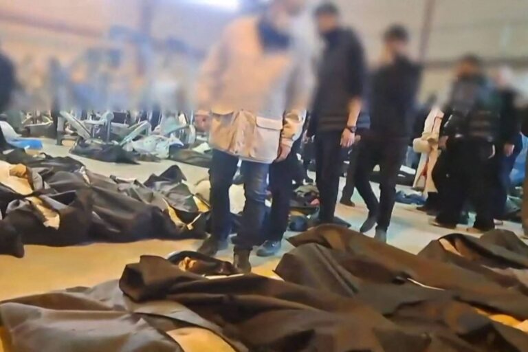 Iranianos denunciam massacre coletivo em protestos violentos
