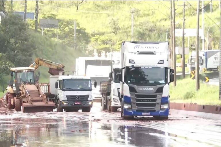 Régis Bittencourt sofre interdições após alagamento e deslizamento de lama