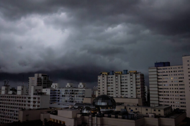 Chuvas intensas em São Paulo marcam início de semana e trazem alertas do Inmet