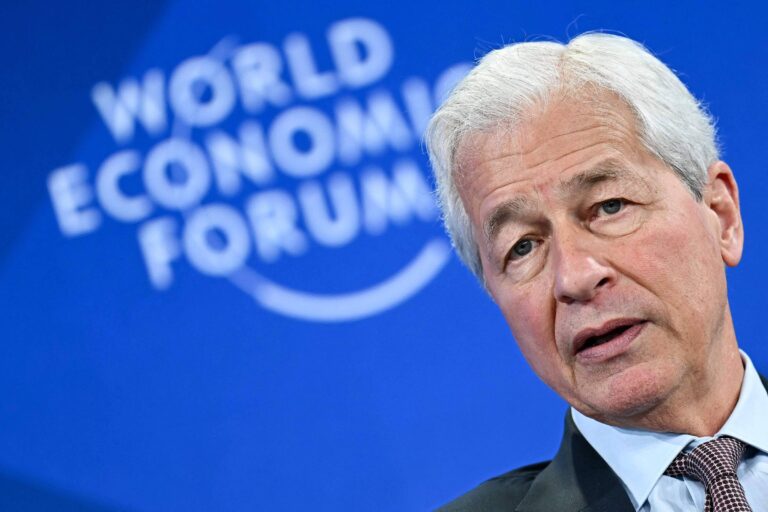 Donald Trump processa JPMorgan e Jamie Dimon por encerramento de contas bancárias
