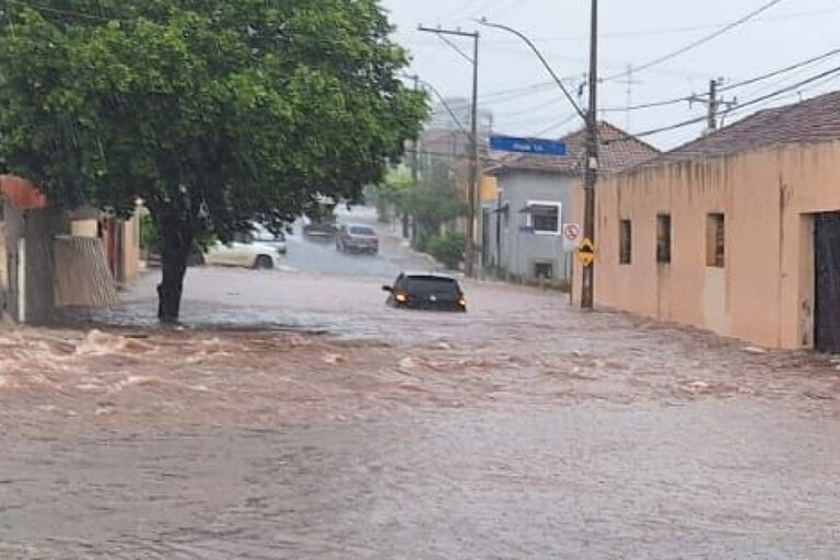 Temporal em Barretos causa alagamentos e deixa família ilhada em carro