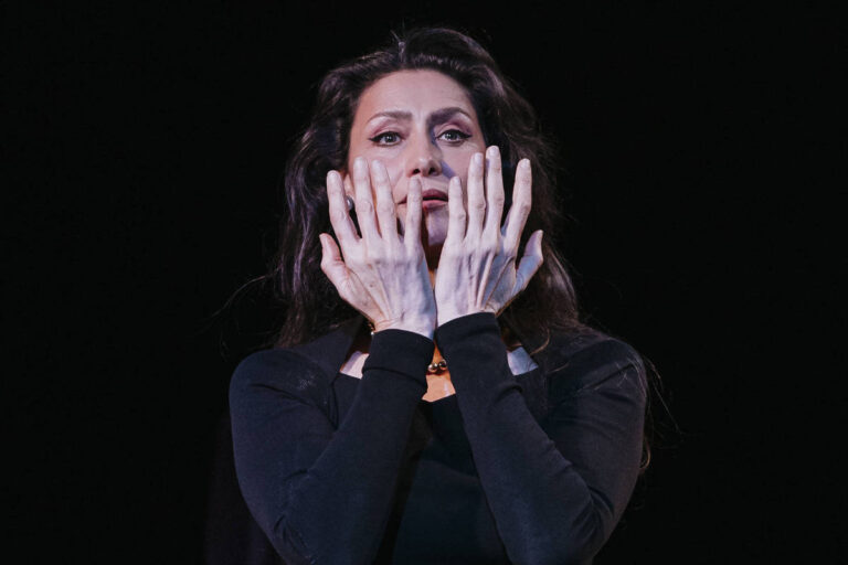 Maria Fernanda Cândido lota teatro em Paris com peça inédita