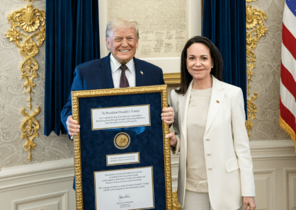 Machado entrega medalha do Nobel da Paz a Trump por merecimento
