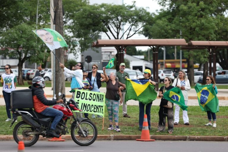 Manifestação de apoiadores marca saída de Bolsonaro para exames em hospital de Brasília