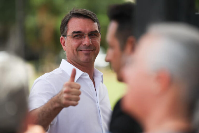 Flávio Bolsonaro nega pedido de reunião com Trump ou Rubio nos EUA
