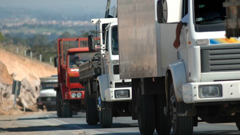 Caminhoneiros mantêm indicativo de greve e esperam detalhes do governo sobre fretes