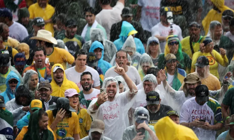 Raio atinge manifestantes na Praça do Cruzeiro em Brasília