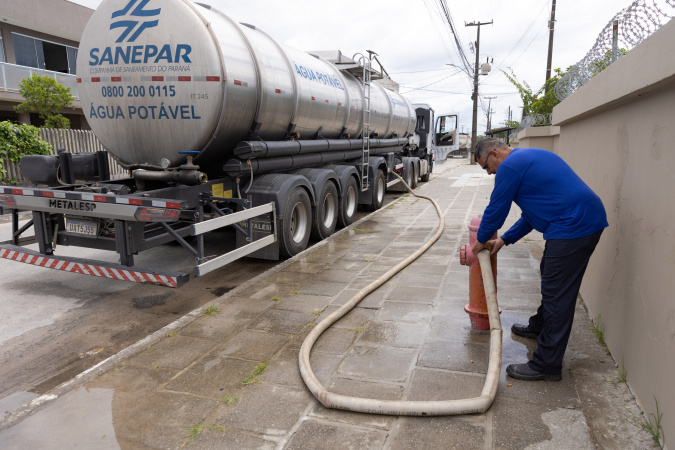 Sanepar reforça frota de caminhões-pipa no litoral para garantir abastecimento