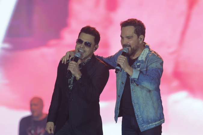 Verão Maior reúne 54 mil pessoas com Zezé Di Camargo & Luciano apesar da chuva