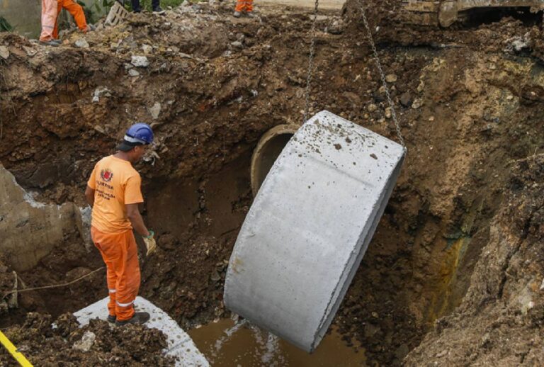 Obras bloqueiam rua movimentada no bairro São Braz em Curitiba