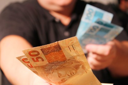 Endividamento das famílias e juros elevados marcam novo recorde no Brasil