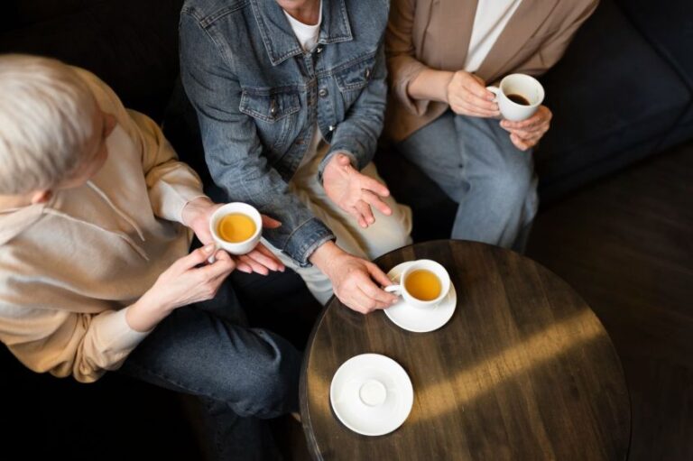 Chá fortalece ossos enquanto café em excesso pode enfraquecê-los, revela estudo