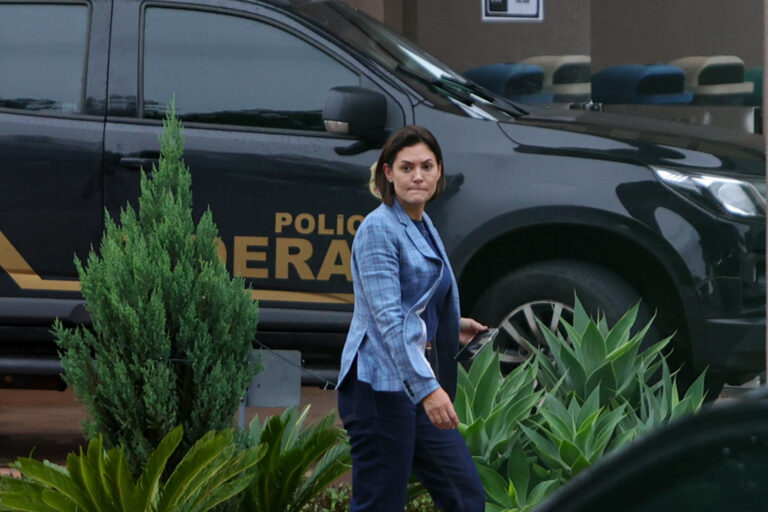 Michelle Bolsonaro busca apoio de Gilmar Mendes para prisão domiciliar de Jair Bolsonaro