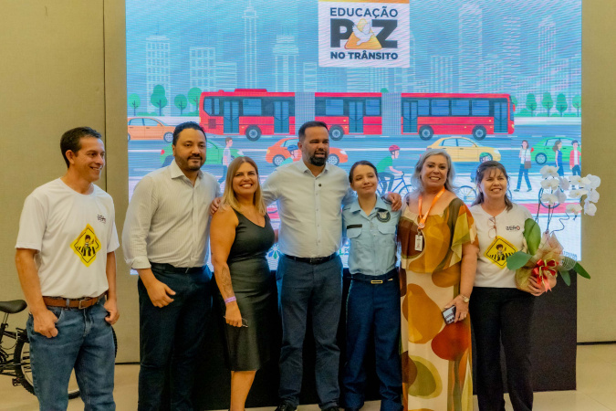 Guigui Terres premia escolas, alunos e professores por educação no trânsito em Foz do Iguaçu